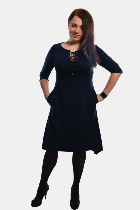 Rozkloszowana sukienka wiązany dekolt plus size, granatowa