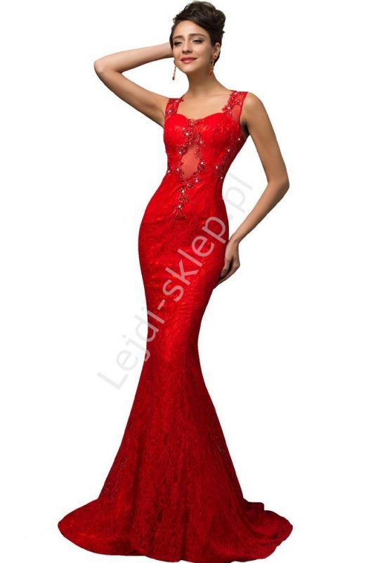 Długa wieczorowa czerwona suknia z koronki
