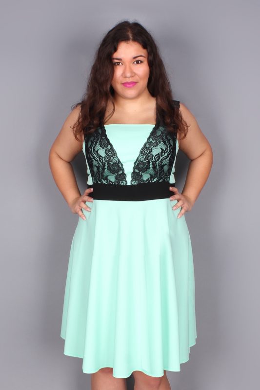 Miętowa sukienka z koronką plus size
