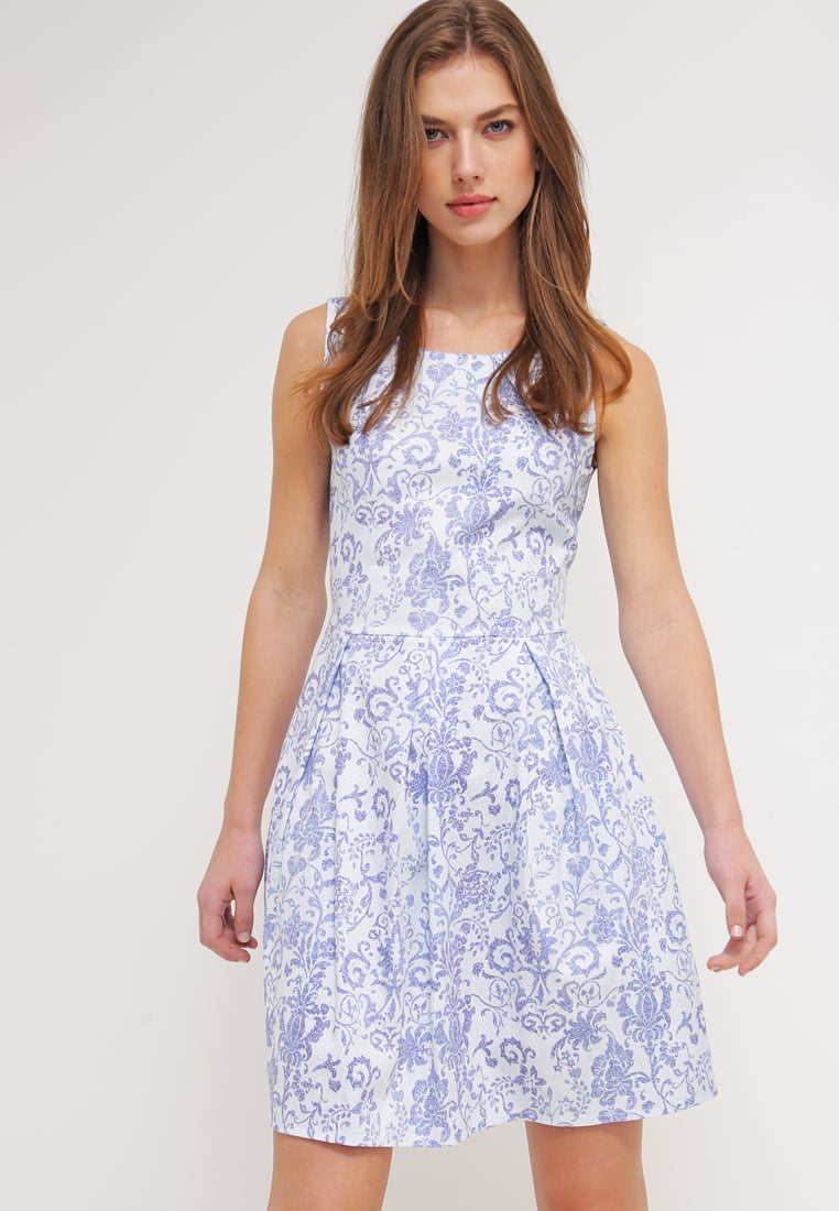 Letnia mini sukienka w kwiaty niebiesko - biała