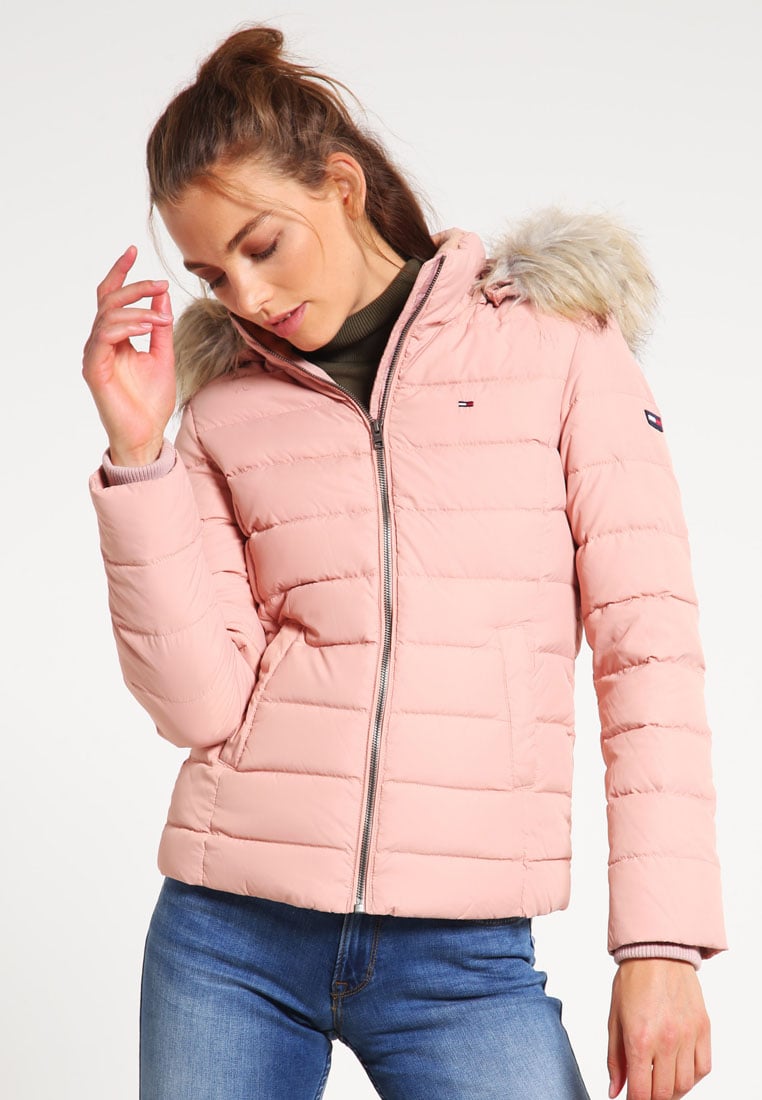 Różowa kurtka puchowa z kapturem na zimę