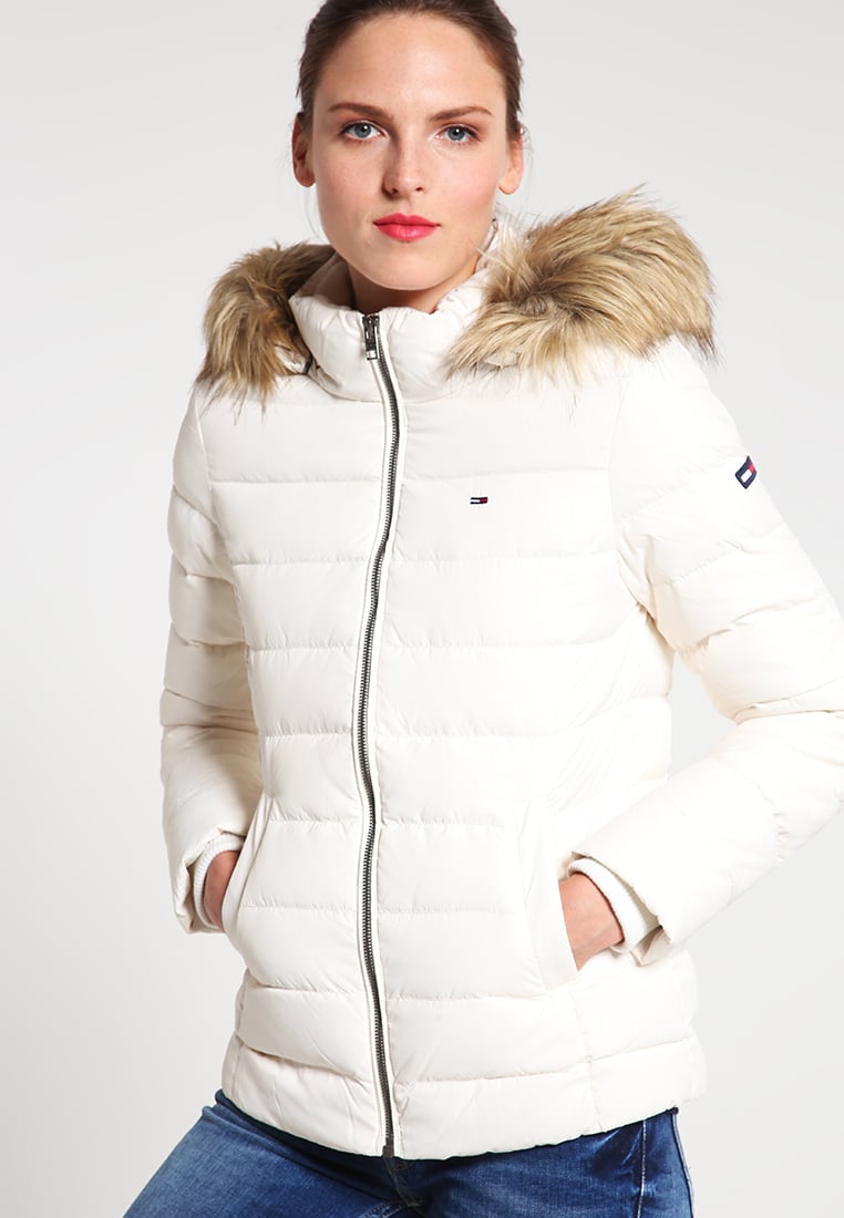 Biała kurtka puchowa z kapturem na zimę