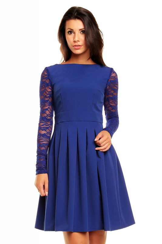 Niebieska sukienka z koronkowymi rękawami