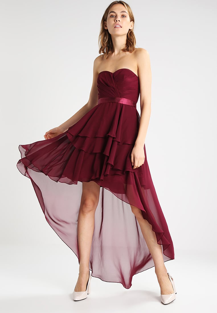 Bordowa sukienka bez ramiączek na sylwestra lub wesele