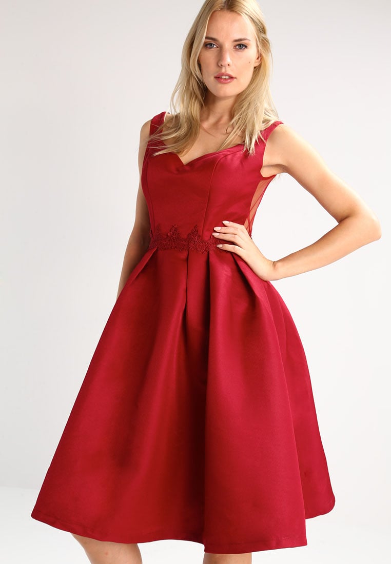 Czerwona satynowa sukienka koktajlowa