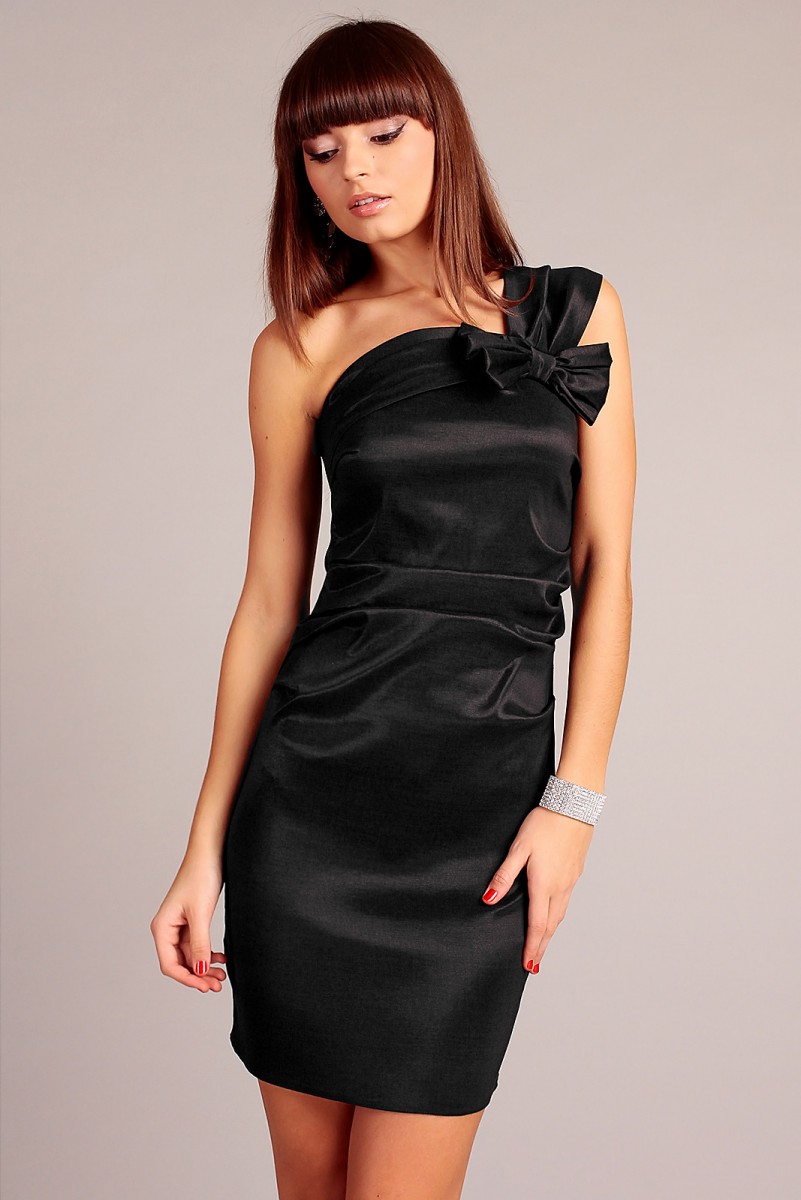Czarna satynowa sukienka wieczorowa jedno ramię