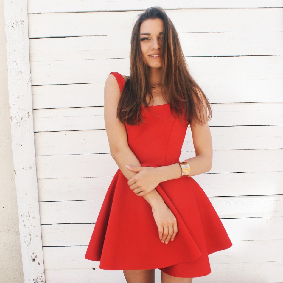 Rozkloszowana czerwona sukienka na ramiączkach