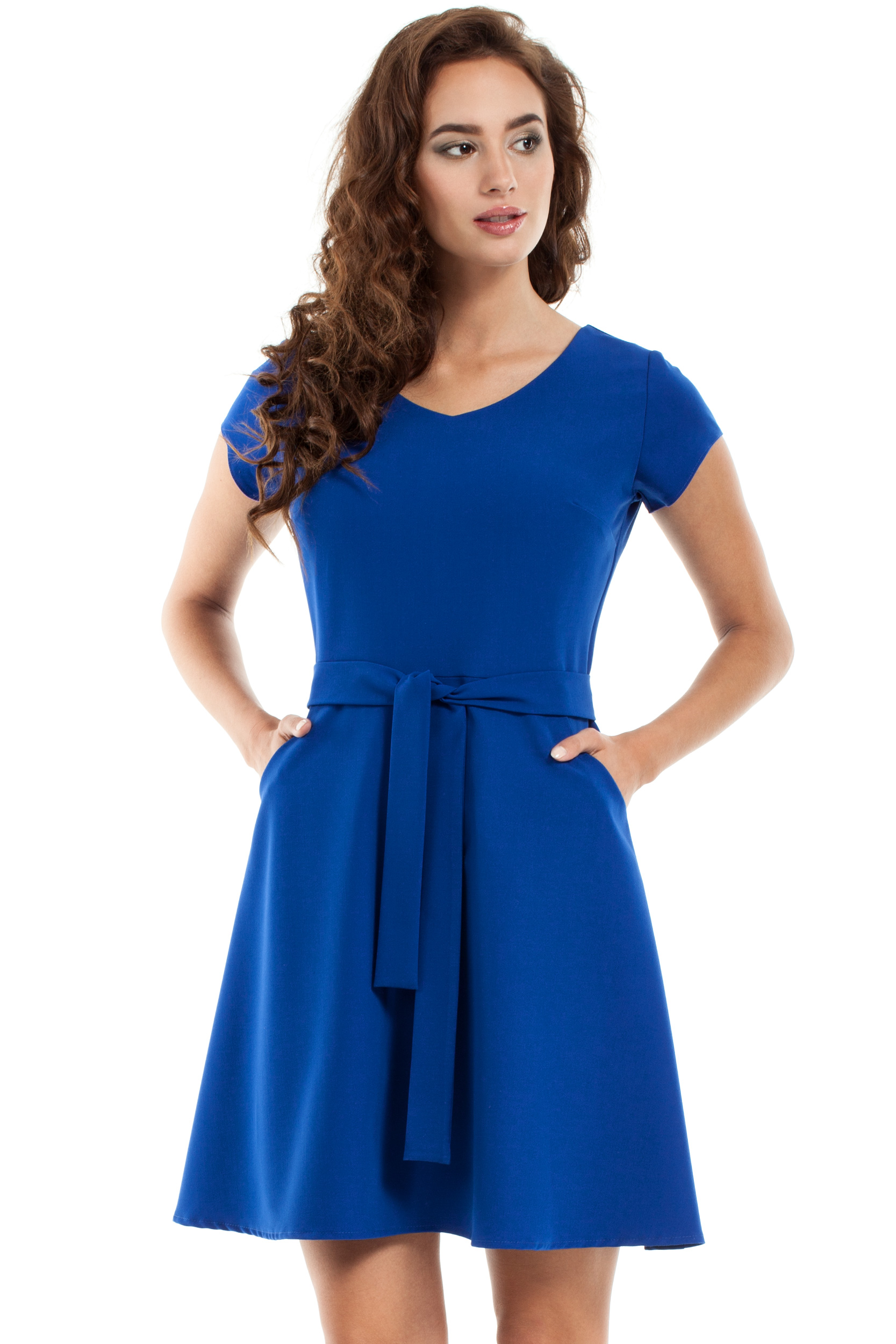 Rozkloszowana sukienka niebieska z paskiem