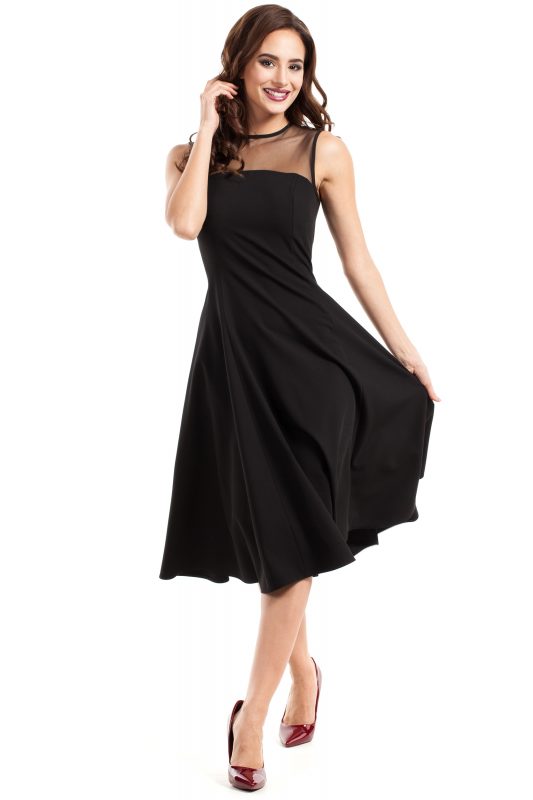 Czarna sukienka z tiulem w dekolcie rozkloszowana