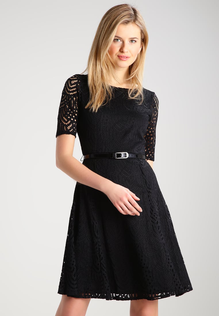 Koktajlowa czarna sukienka ażurowa