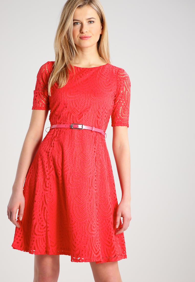 Koktajlowa czerwona sukienka ażurowa