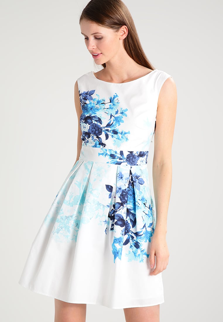 Letnia biała sukienka w kwiaty