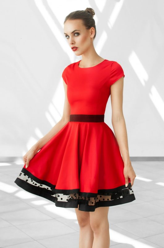 rozkloszowana czerwona sukienka