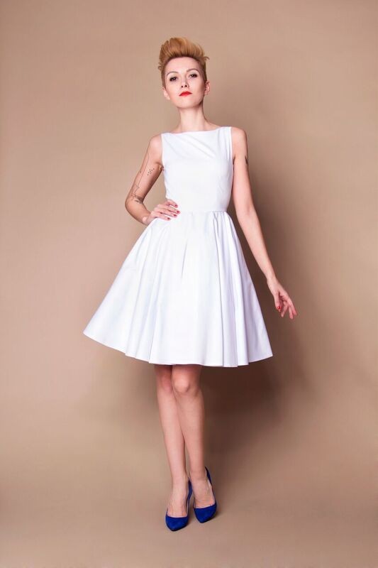 Biała koktajlowa sukienka szyta z koła