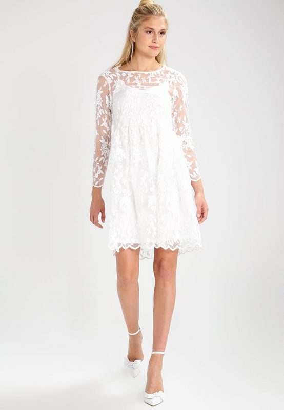 Letnia biała sukienka koronkowa
