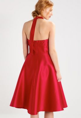 Czerwona satynowa sukienka wiązana na szyi