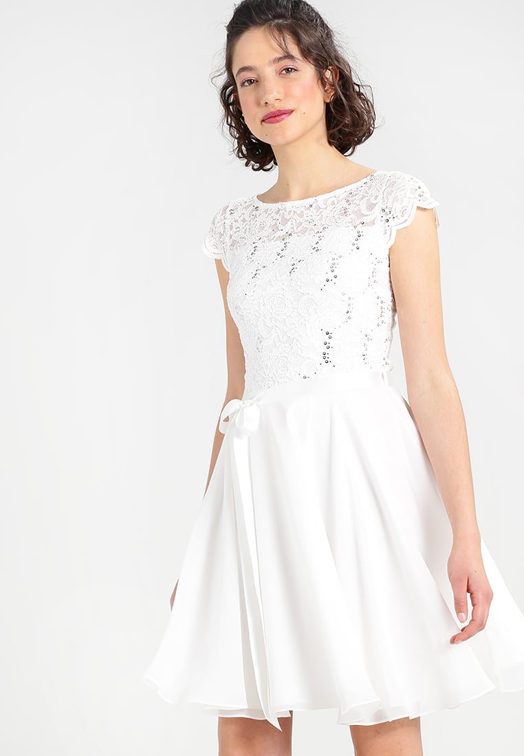 biała sukienka z cekinami i koronką