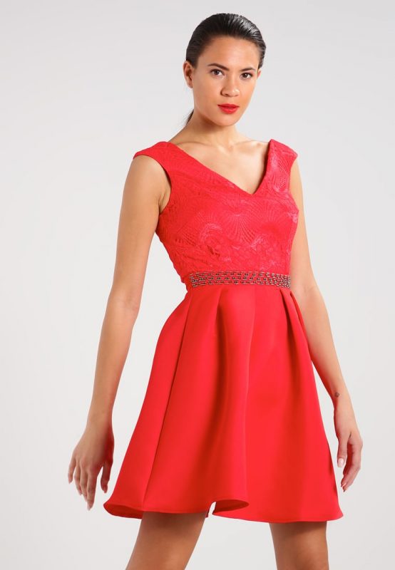 Czerwona sukienka z koronką rozkloszowana