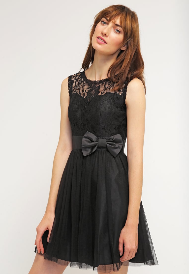 Czarna krótka dopasowana sukienka z koronką