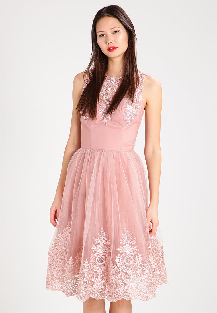 Różowa sukienka z haftem na plecach