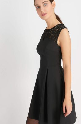 Rozkloszowana czarna sukienka z koronką