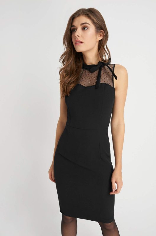 Czarna ołówkowa sukienka z siateczką w dekolcie