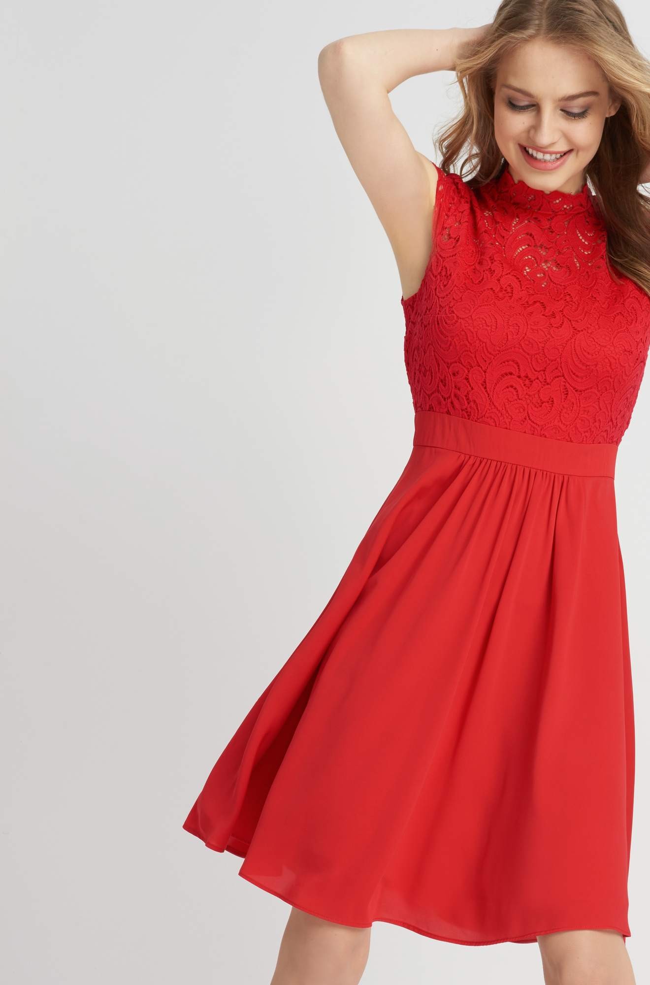 Rozkloszowana sukienka z koronkową górą czerwona