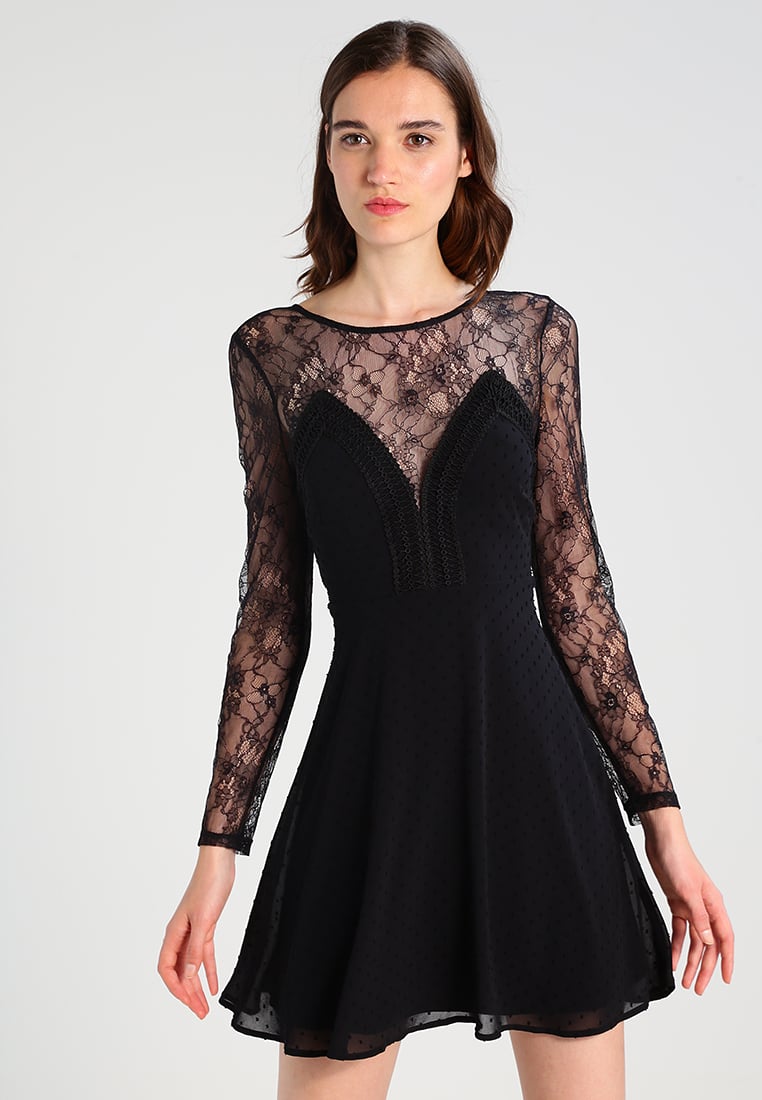 Modna sukienka z rękawami z koronki czarna. Idealna na wesele lub sylwestra