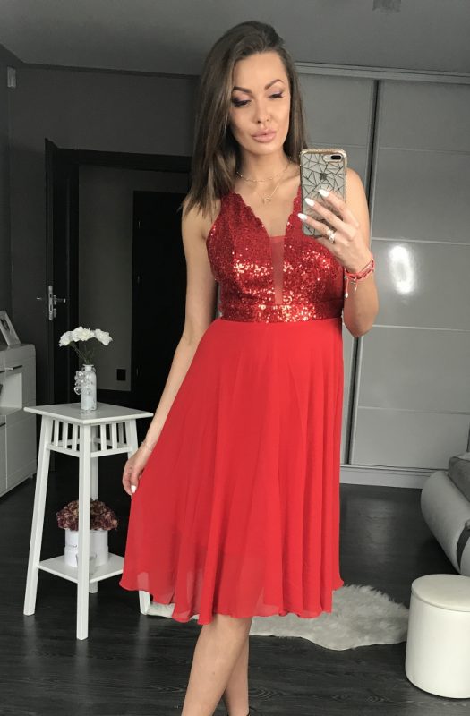 Czerwona sukienka z cekinami na sylwestra