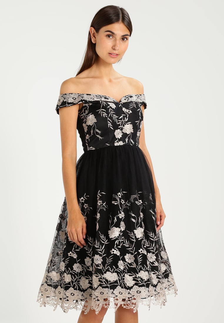 Czarna sukienka balowa zdobiona kwiatami