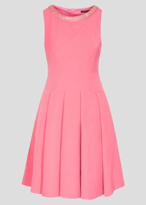 Rozkloszowana sukienka z perełkami w dekolcie różowa