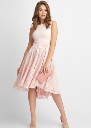 Rozkloszowana jasno różowa sukienka wiązana w pasie